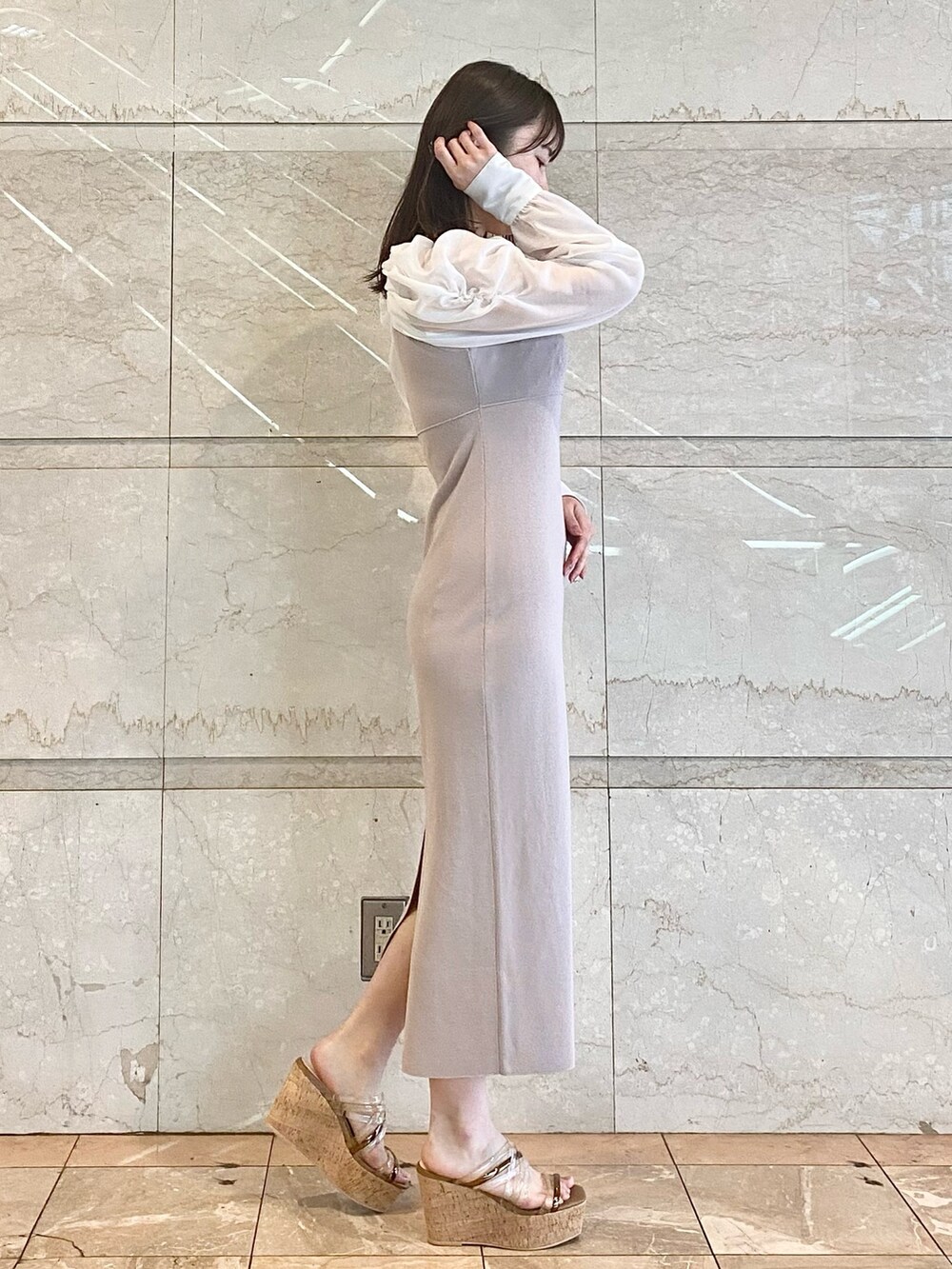 ベージュ系のワンピース、ブラウン系のサンダルを着用したレディースの春コーディネートの5枚目の写真