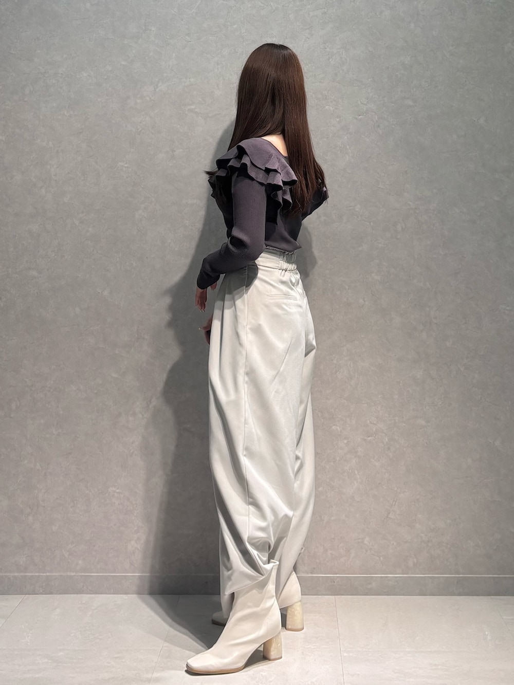 ベージュ系のその他パンツ、グレー系のニット/セーター、ホワイト系のブーツを着用したレディースの冬コーディネートの4枚目の写真