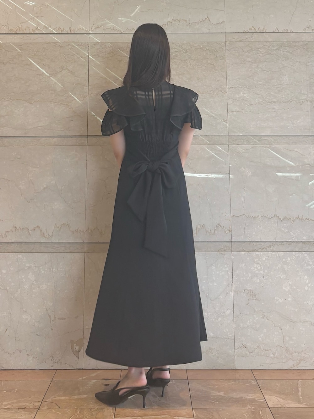 「MERCURYDUOのアコーディオンスクエアバッグ（ハンドバッグ、ブラック系）」を使った、NANAさん（レディース・155cm）の夏コーディネートの4枚目の写真