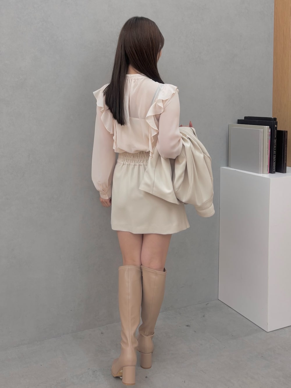 ピンク系のシャツ/ブラウス、ホワイト系のテーラードジャケット、ホワイト系のスカートを着用したレディースの冬コーディネートの4枚目の写真