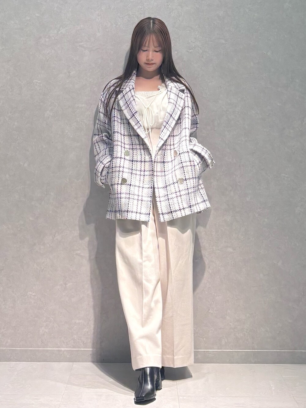 ホワイト系のワンピース、パープル系のその他アウター、ブラック系のブーツを着用したレディースの冬コーディネートの2枚目の写真