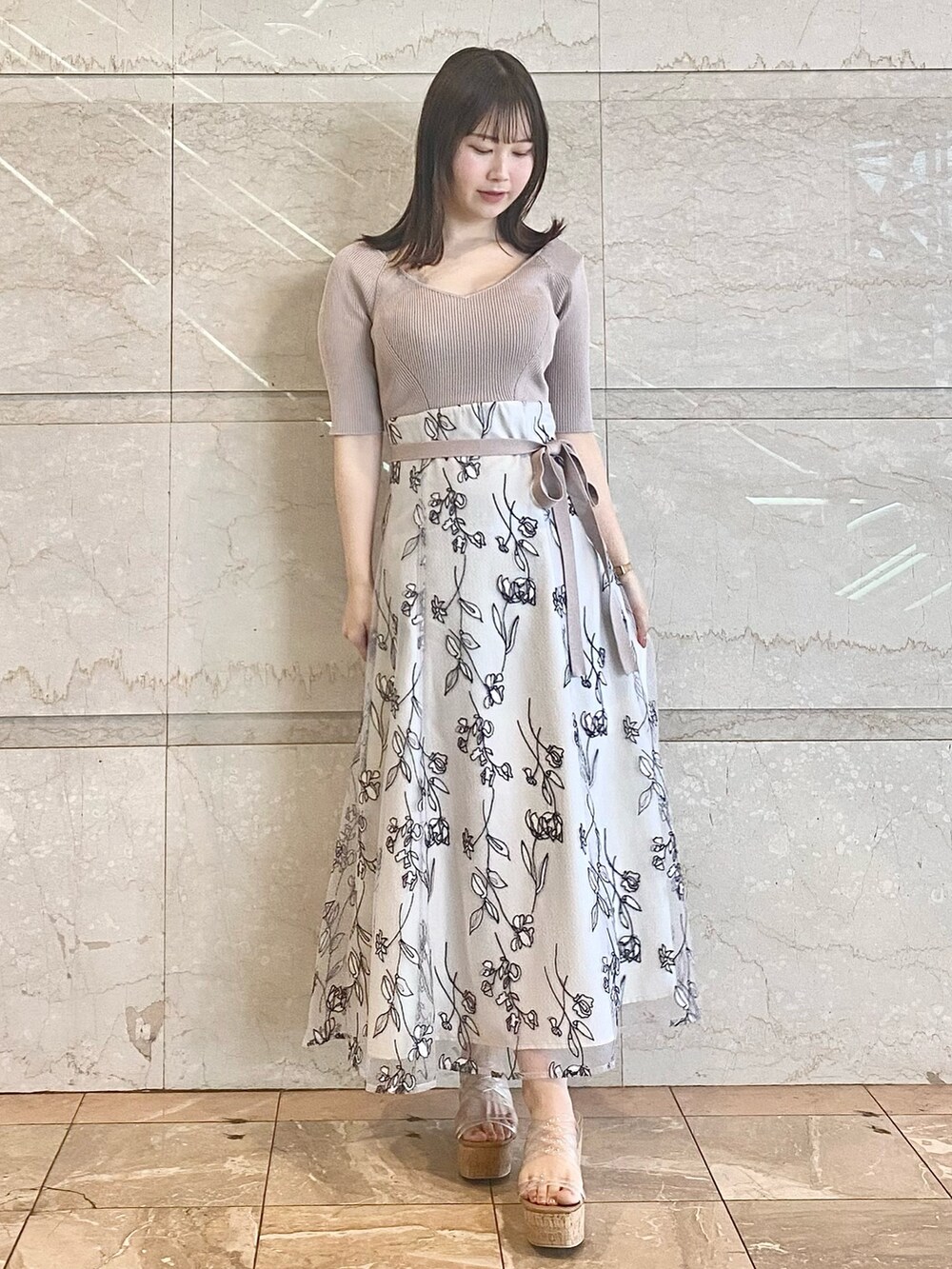 ベージュ系のワンピース、その他のサンダルを着用したレディースの春コーディネートの2枚目の写真