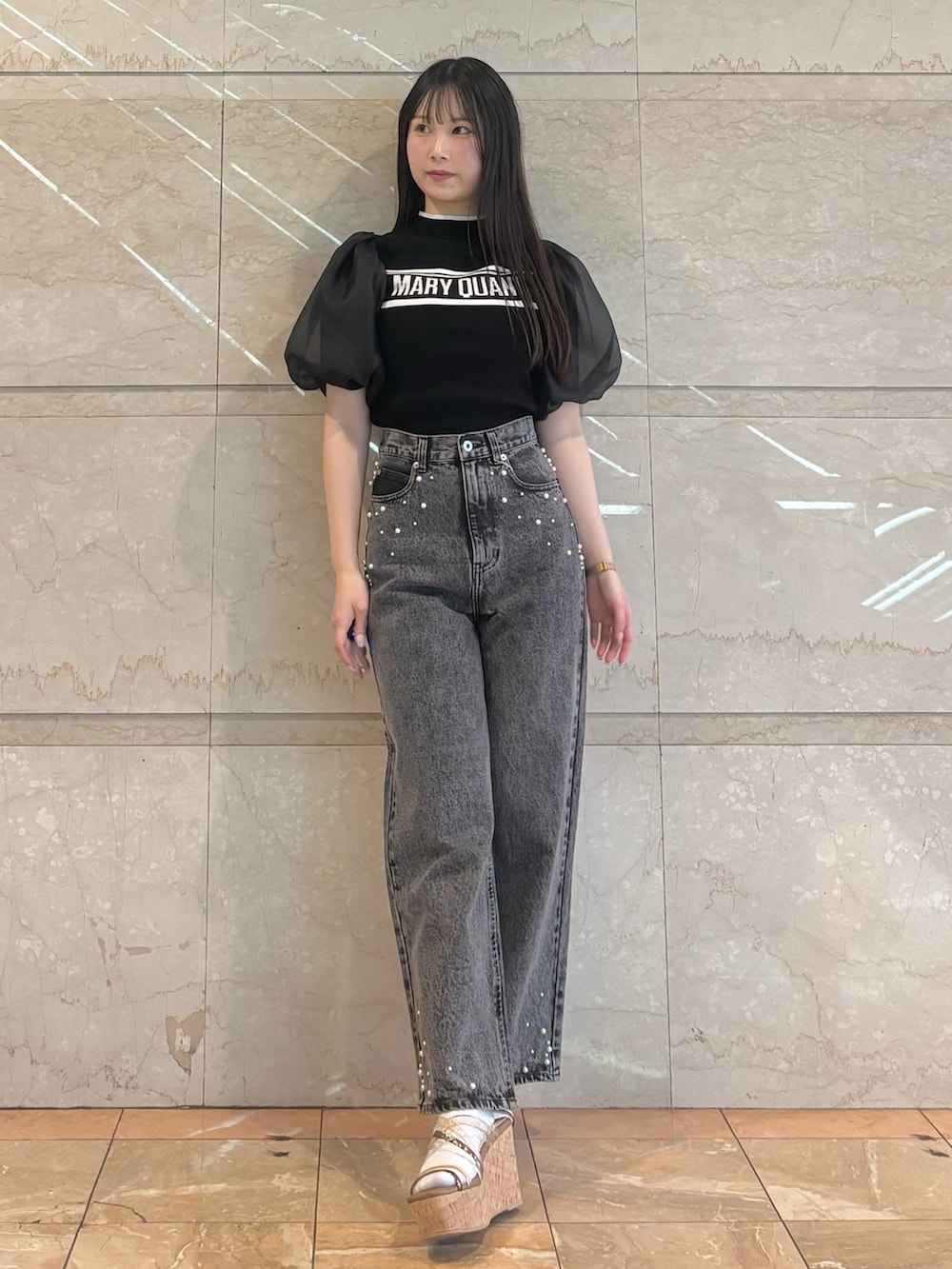 「MERCURYDUOのパールデニムパンツ（デニムパンツ、ブラック系）」を使った、NANAさん（レディース・155cm）の春コーディネートの2枚目の写真