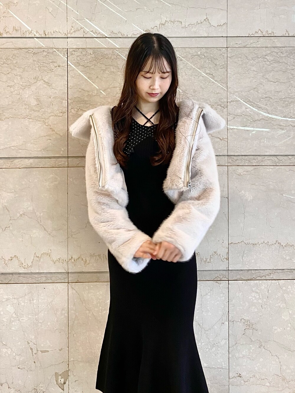 ホワイト系のその他アウター、ブラック系のワンピース、ブラック系のブーツを着用したレディースの秋コーディネートの4枚目の写真