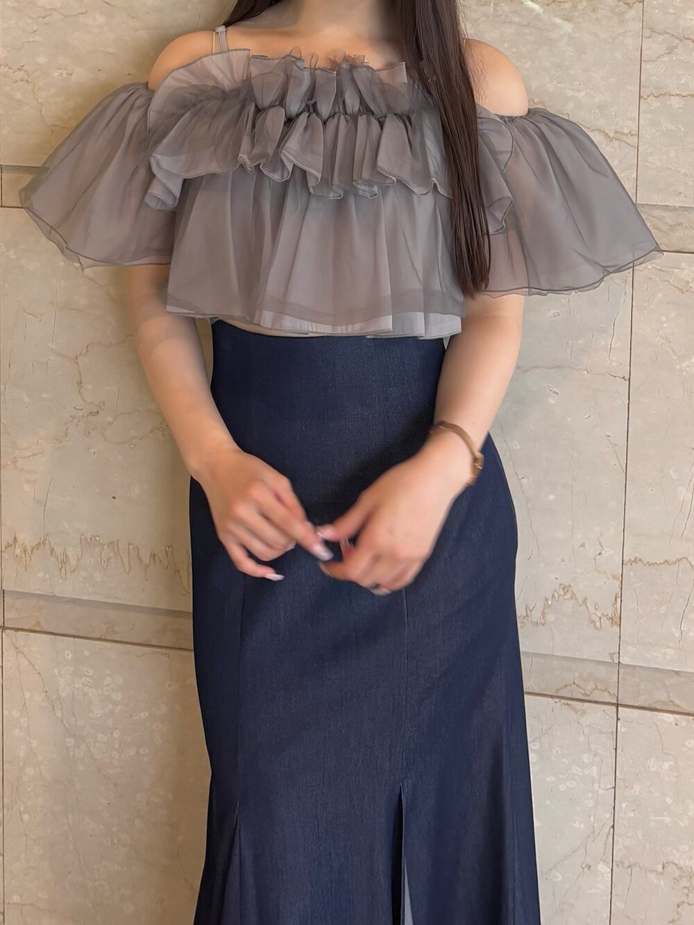 ブルー系のスカート、ブラック系のパンプス、グレー系のシャツ/ブラウスを着用したレディースの夏コーディネートの5枚目の写真