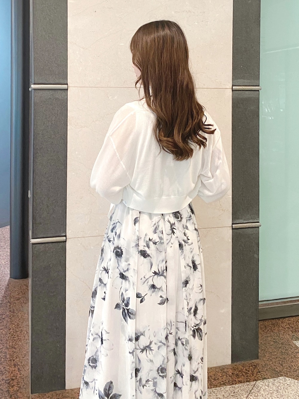 ホワイト系のワンピース、シルバー系のサンダル、ホワイト系のカーディガン/ボレロを着用したレディースの夏コーディネートの4枚目の写真