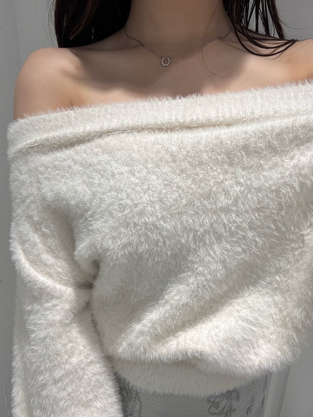 ホワイト系のニット/セーター、ブラウン系のブーツ、グリーン系のスカートを着用したレディースの秋コーディネートの3枚目の写真