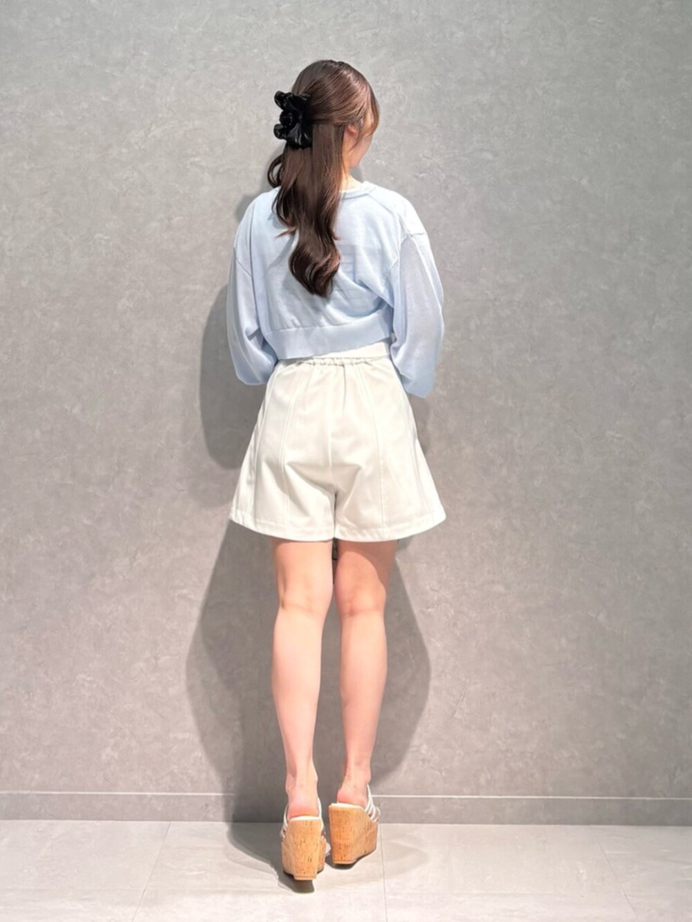その他のサンダル、ブルー系のカーディガン/ボレロ、ホワイト系のニット/セーターを着用したレディースの夏コーディネートの6枚目の写真