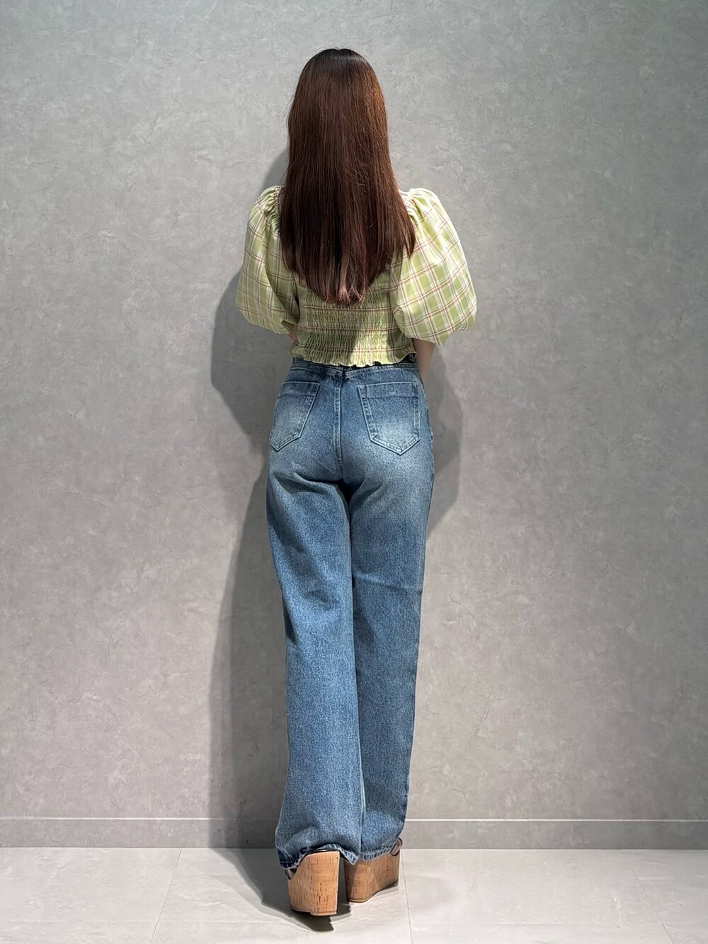 ブルー系のデニムパンツ、ブラウン系のサンダル、グリーン系のシャツ/ブラウスを着用したレディースの春コーディネートの5枚目の写真
