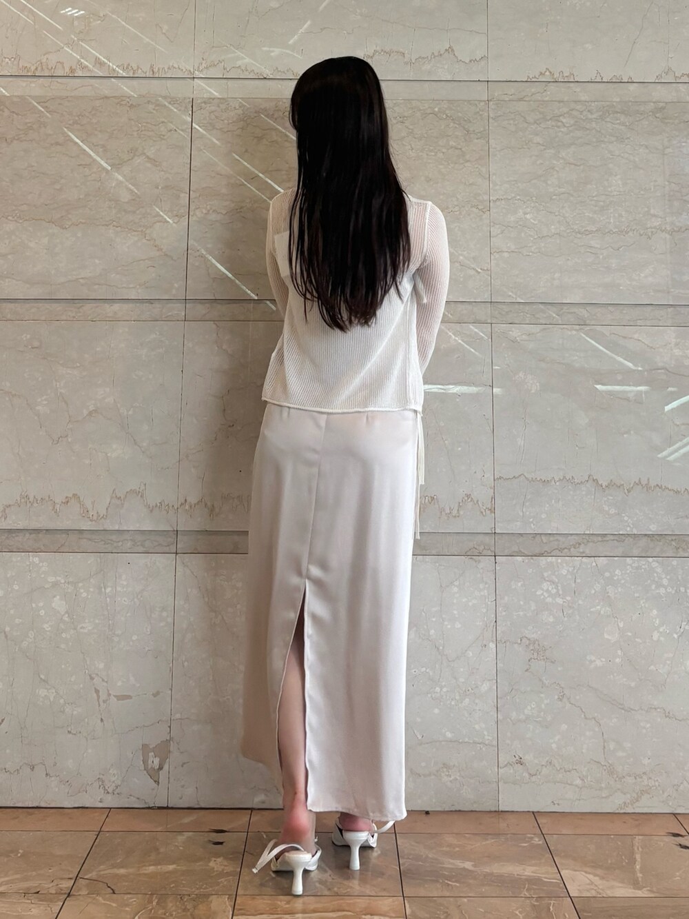 ピンク系のワンピース、ホワイト系のパンプス、ホワイト系のカーディガン/ボレロを着用したレディースの夏コーディネートの4枚目の写真