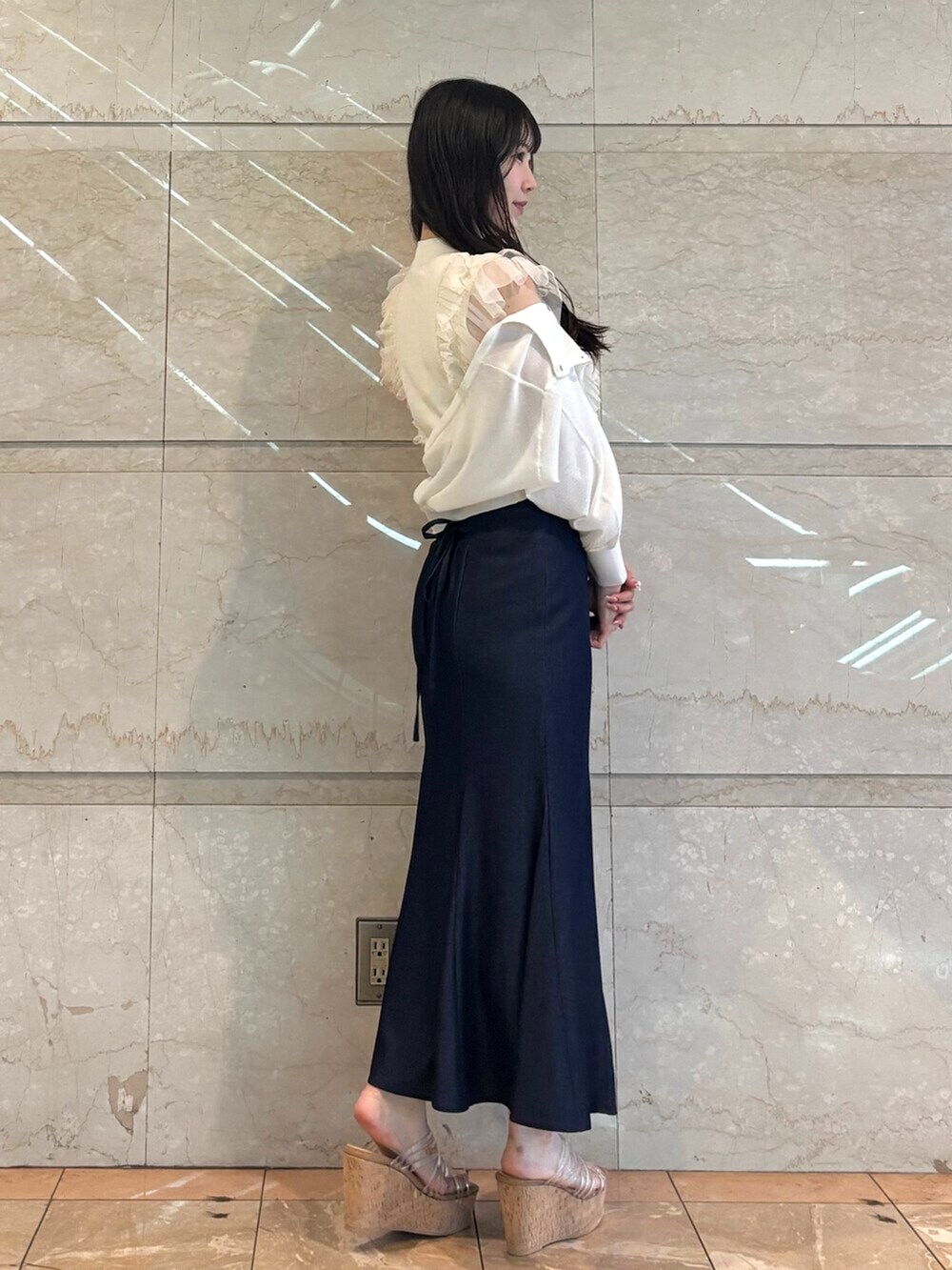 「MERCURYDUOの2WAYシアーコンパクトカーディガン（カーディガン/ボレロ、ホワイト系）」を使った、NANAさん（レディース・155cm）の春コーディネートの5枚目の写真