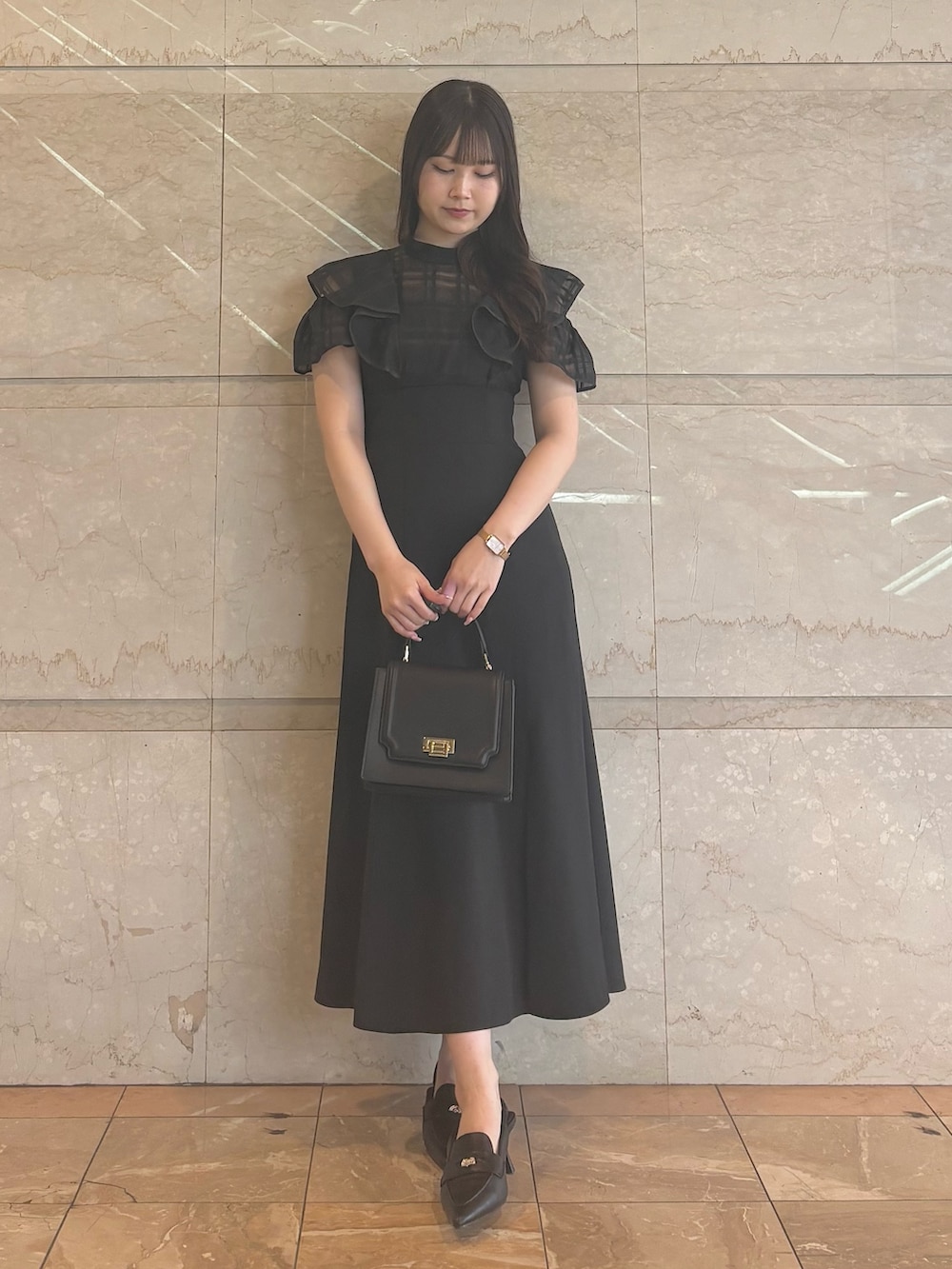 「MERCURYDUOのアコーディオンスクエアバッグ（ハンドバッグ、ブラック系）」を使った、NANAさん（レディース・155cm）の夏コーディネートの5枚目の写真