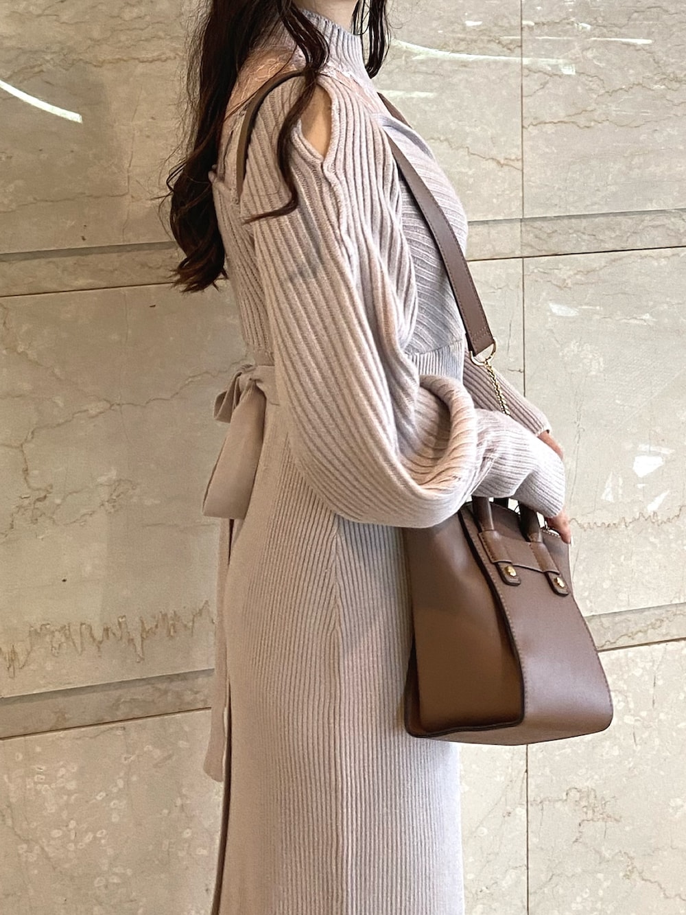 ホワイト系のブーツ、ピンク系のワンピース、ブラウン系のハンドバッグを着用したレディースの秋コーディネートの6枚目の写真