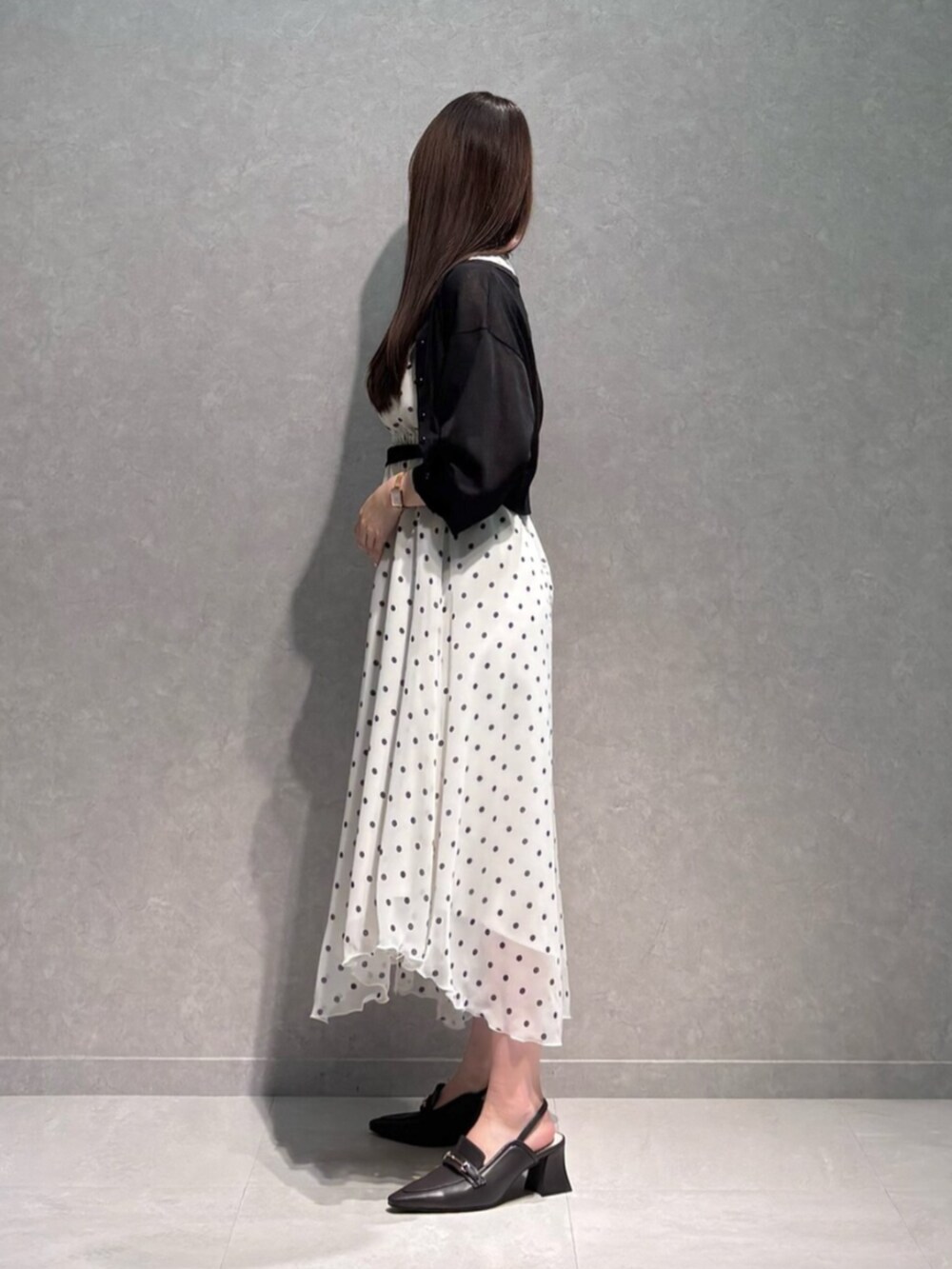 ブラウン系のパンプス、ホワイト系のワンピース、ブラック系のカーディガン/ボレロを着用したレディースの夏コーディネートの4枚目の写真