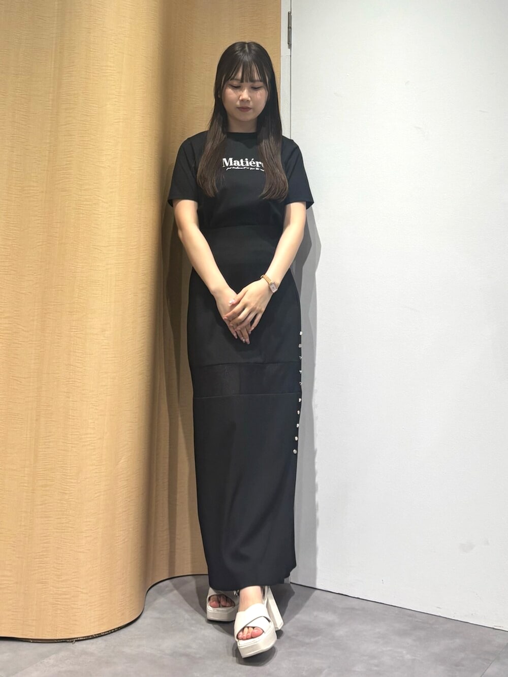 ホワイト系のサンダル、ブラック系のスカート、ブラック系のTシャツ/カットソーを着用したレディースの夏コーディネートの4枚目の写真