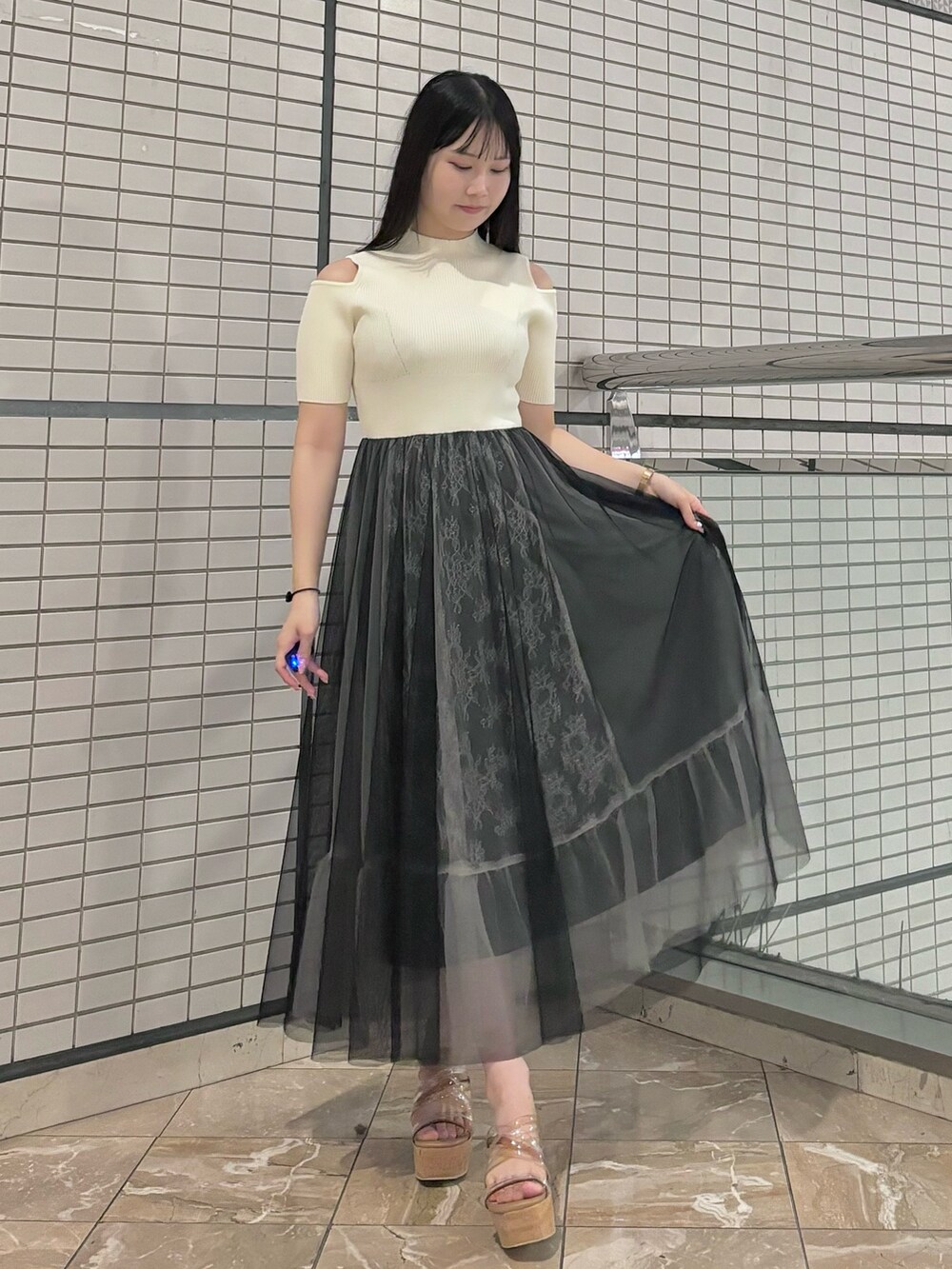 ホワイト系のワンピース、ベージュ系のサンダルを着用したレディースの夏コーディネートの2枚目の写真