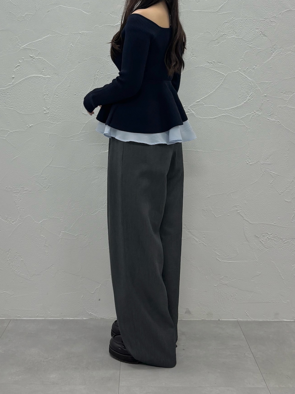 グレー系のその他パンツ、ブルー系のニット/セーター、ブラウン系のブーツを着用したレディースの秋コーディネートの5枚目の写真