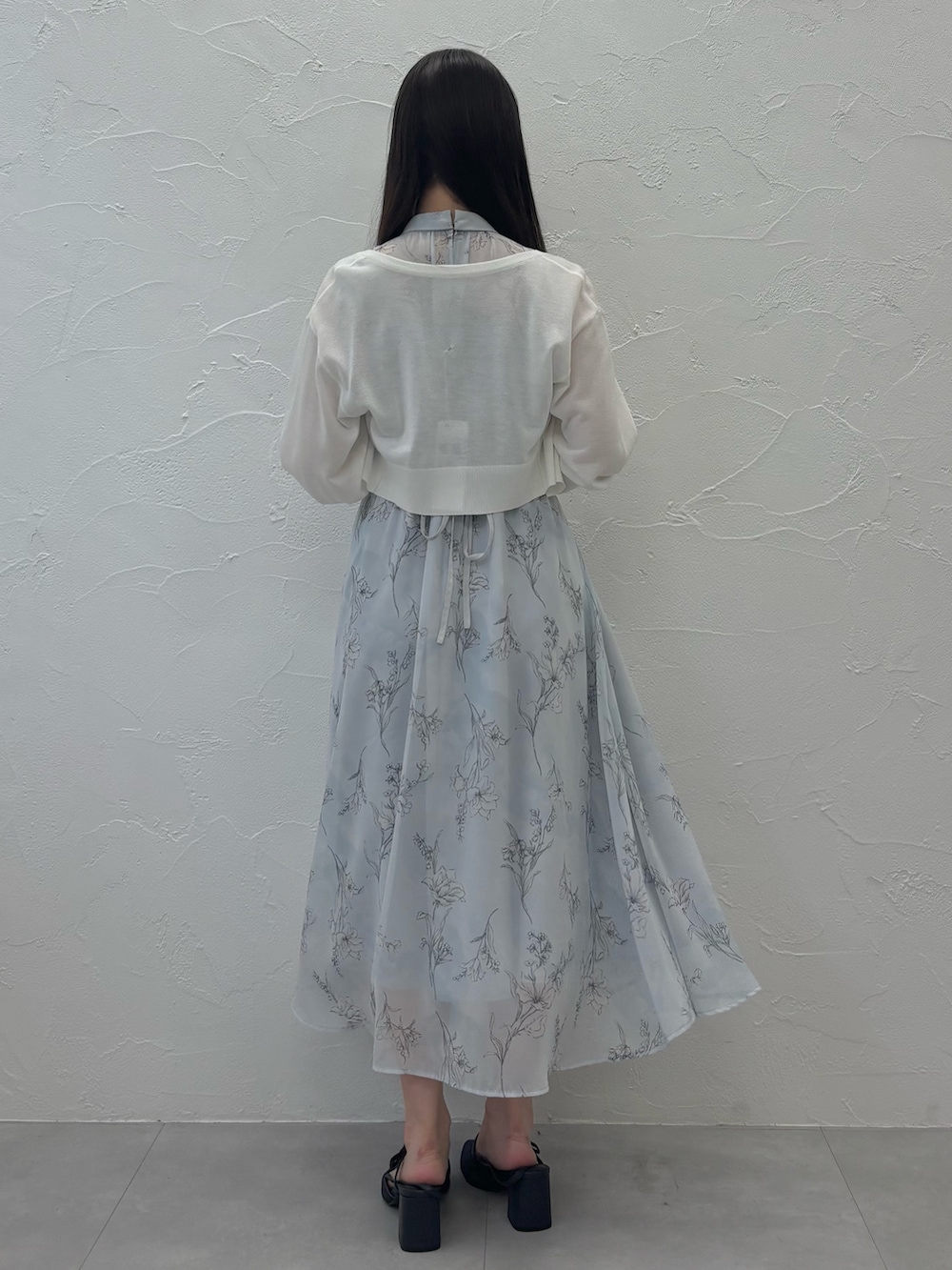 ブルー系のワンピース、ブルー系のパンプス、ホワイト系のカーディガン/ボレロを着用したレディースの夏コーディネートの5枚目の写真