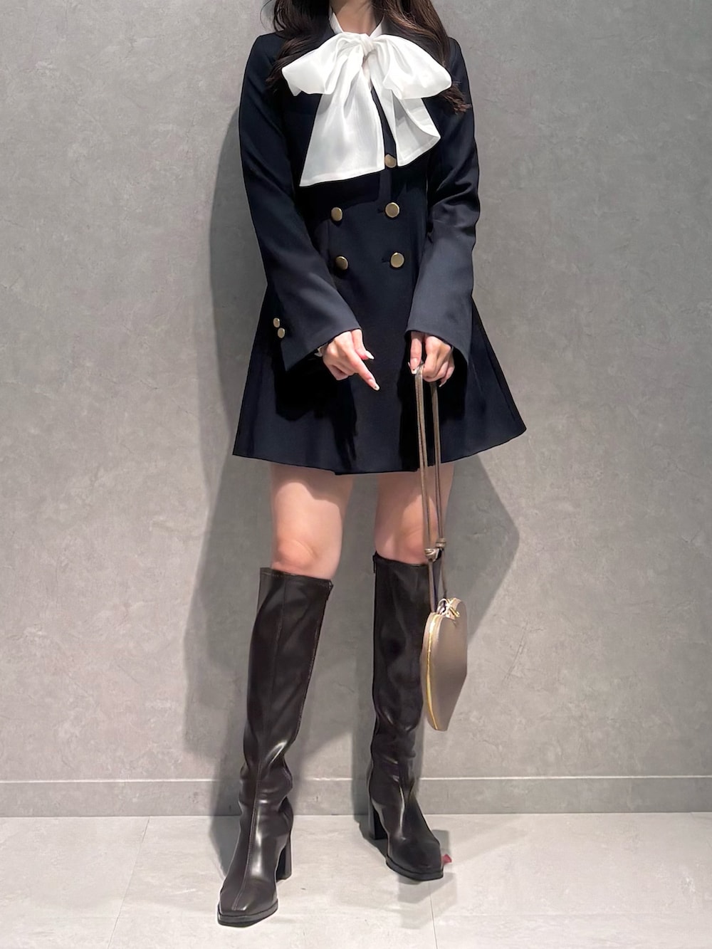 ブルー系のワンピース、ブラウン系のブーツ、ホワイト系のシャツ/ブラウスを着用したレディースの冬コーディネートの2枚目の写真