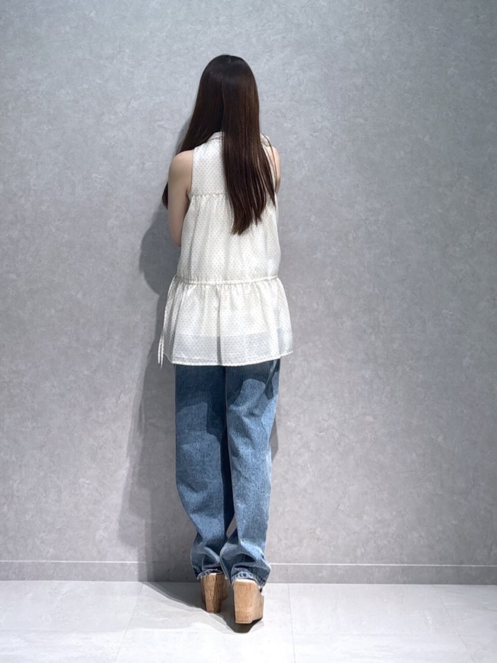ホワイト系のサンダル、ブルー系のデニムパンツ、ホワイト系のシャツ/ブラウスを着用したレディースの夏コーディネートの5枚目の写真