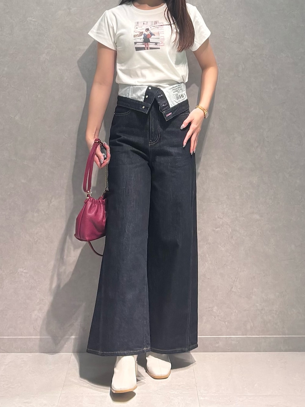 ブルー系のその他パンツ、ホワイト系のTシャツ/カットソー、レッド系のショルダーバッグを着用したレディースの春コーディネートの2枚目の写真