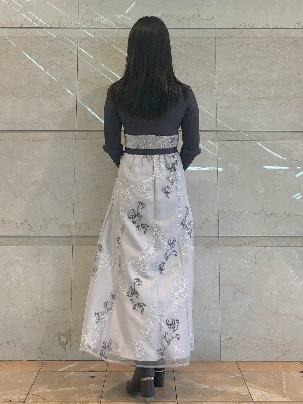 ベージュ系のワンピース、ブラウン系のブーツを着用したレディースの秋コーディネートの4枚目の写真