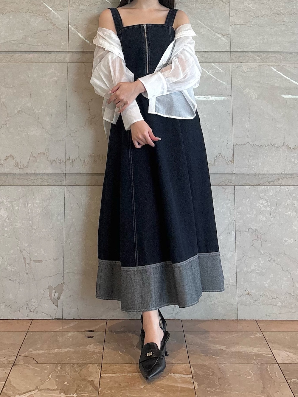 ブルー系のワンピース、ブラック系のパンプス、ホワイト系のシャツ/ブラウスを着用したレディースの夏コーディネートの2枚目の写真