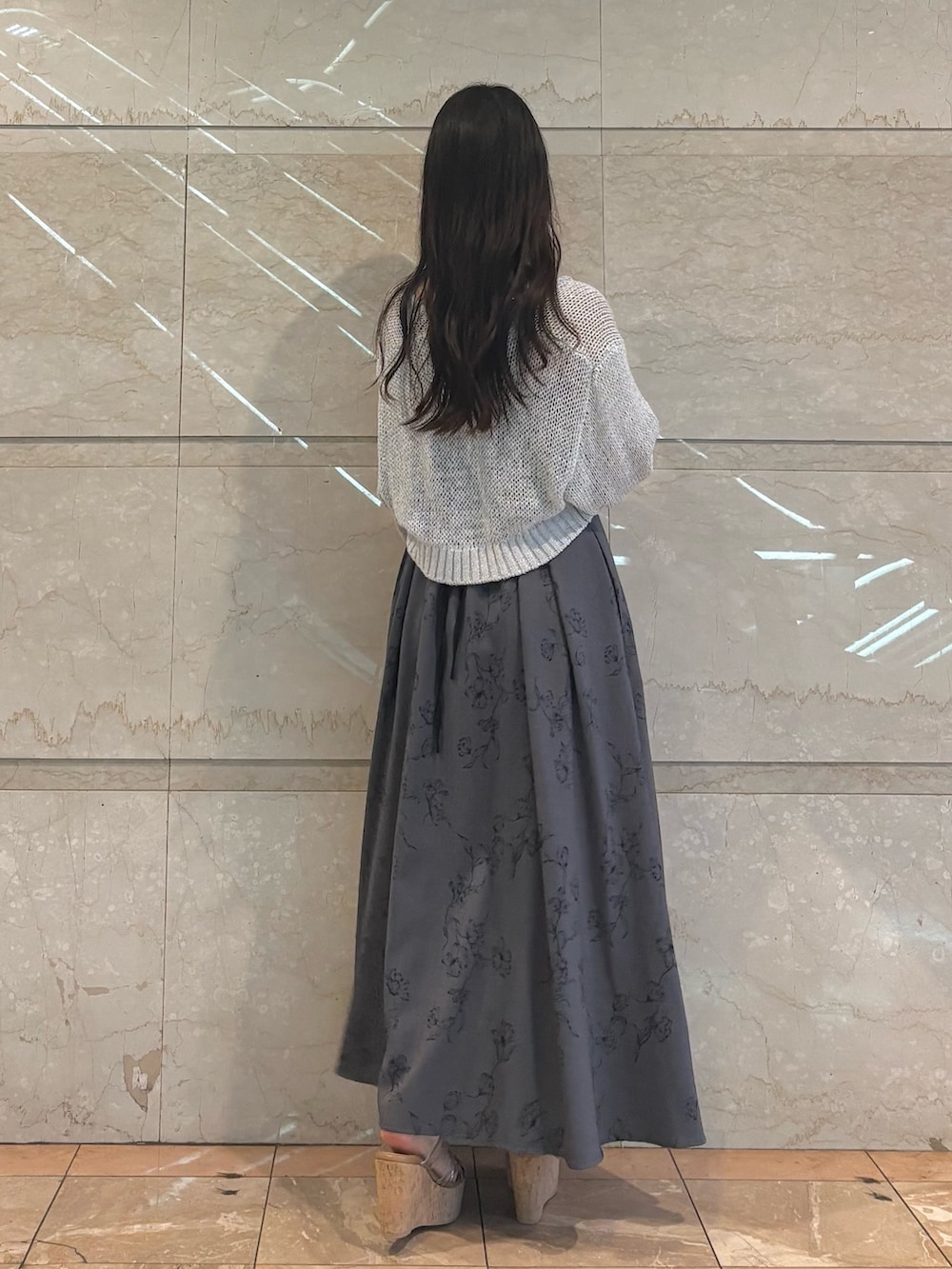 「MERCURYDUOのリネンライクバックレースアップキャミワンピース（ワンピース、グレー系）」を使った、NANAさん（レディース・155cm）の春コーディネートの4枚目の写真