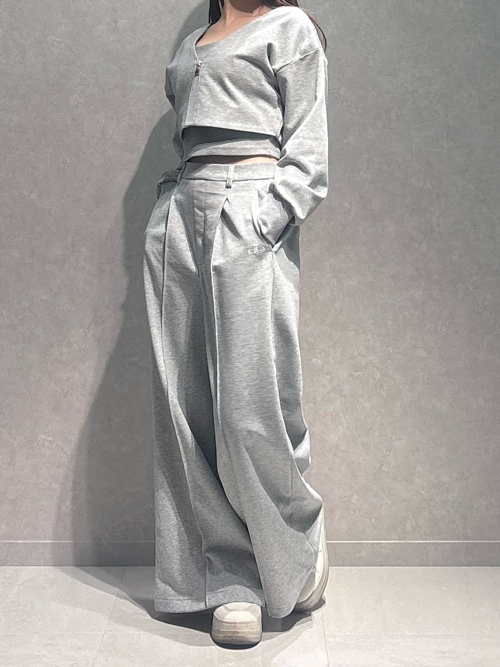 グレー系のその他パンツ、グレー系のTシャツ/カットソーを着用したレディースの春コーディネートの6枚目の写真