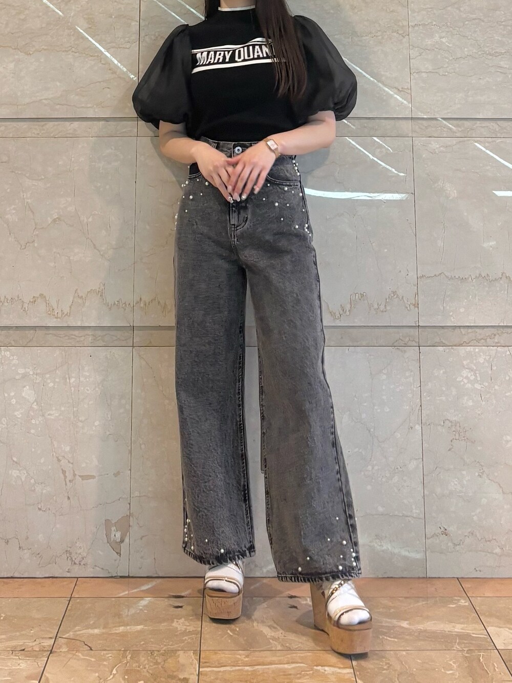 「MERCURYDUOのパールデニムパンツ（デニムパンツ、ブラック系）」を使った、NANAさん（レディース・155cm）の春コーディネートの3枚目の写真