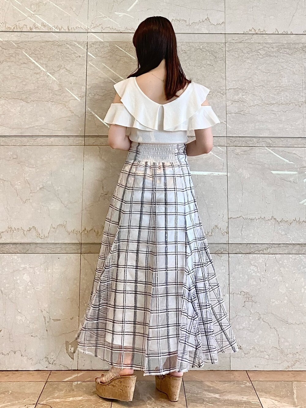 ホワイト系のスカート、その他のサンダル、ホワイト系のニット/セーターを着用したレディースの夏コーディネートの3枚目の写真