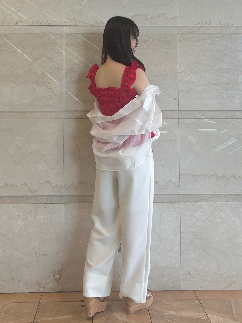 ホワイト系のその他パンツ、ベージュ系のサンダル、レッド系のシャツ/ブラウスを着用したレディースの夏コーディネートの5枚目の写真