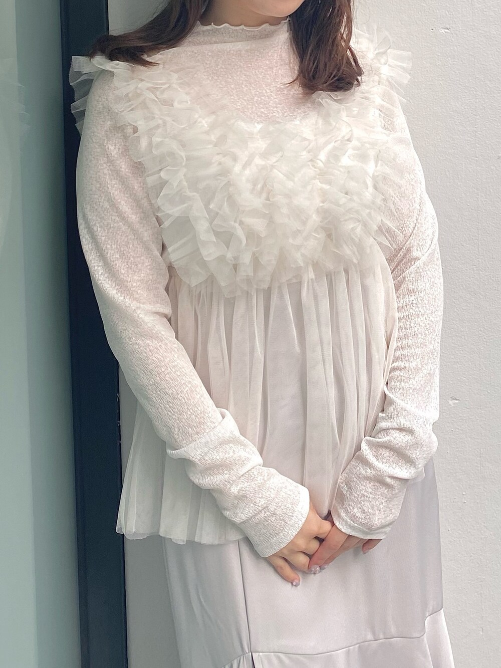 グレー系のスカート、ホワイト系のサンダル、ホワイト系のシャツ/ブラウスを着用したレディースの夏コーディネートの5枚目の写真