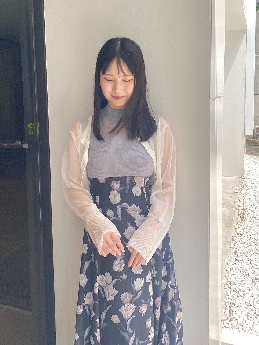 ブルー系のワンピース、その他のサンダル、ホワイト系のカーディガン/ボレロを着用したレディースの夏コーディネートの4枚目の写真