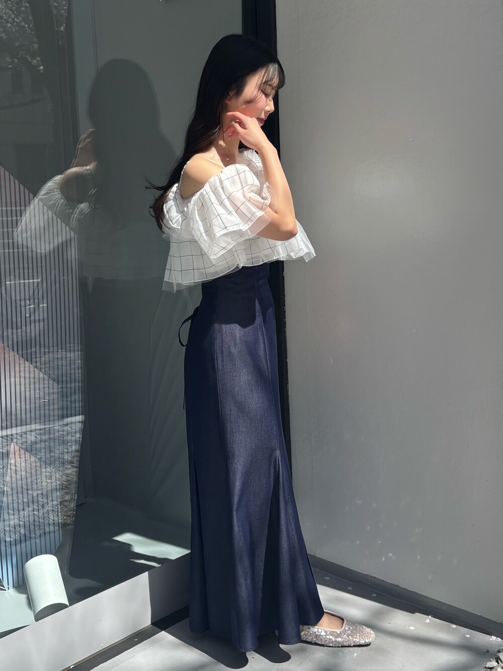 ブルー系のスカート、その他のシャツ/ブラウスを着用したレディースの春コーディネートの3枚目の写真