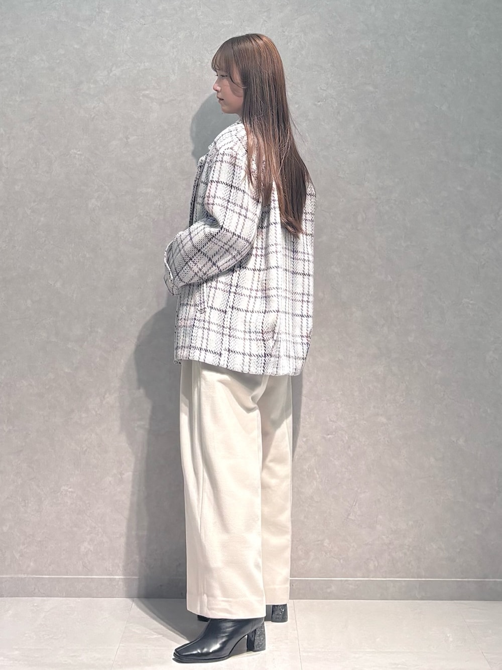 ホワイト系のワンピース、パープル系のその他アウター、ブラック系のブーツを着用したレディースの冬コーディネートの3枚目の写真