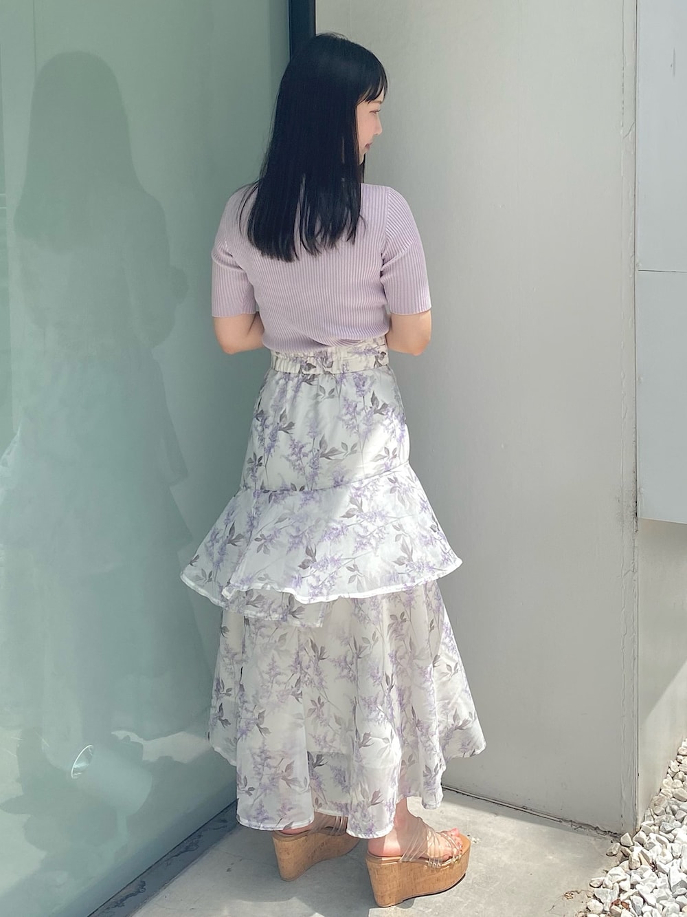 その他のサンダル、パープル系のスカート、パープル系のニット/セーターを着用したレディースの夏コーディネートの4枚目の写真