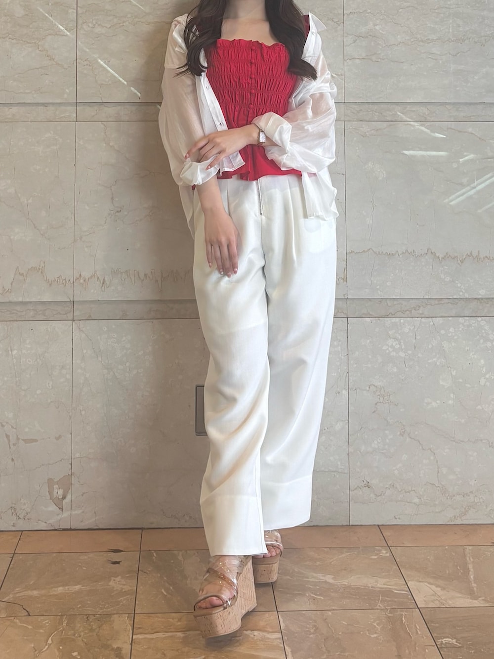 ホワイト系のその他パンツ、ベージュ系のサンダル、レッド系のシャツ/ブラウスを着用したレディースの夏コーディネートの2枚目の写真