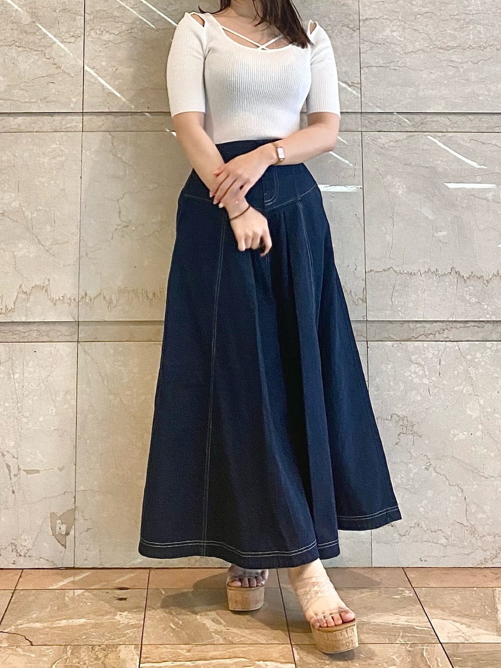 ブルー系のスカート、ホワイト系のニット/セーター、その他のサンダルを着用したレディースの春コーディネートの3枚目の写真