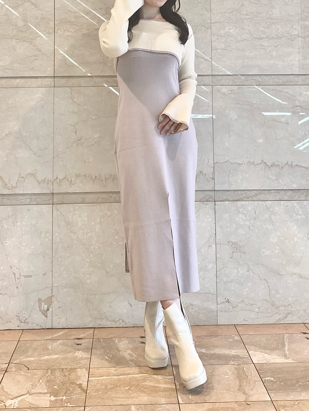 ピンク系のワンピース、ホワイト系のブーツを着用したレディースの冬コーディネートの2枚目の写真