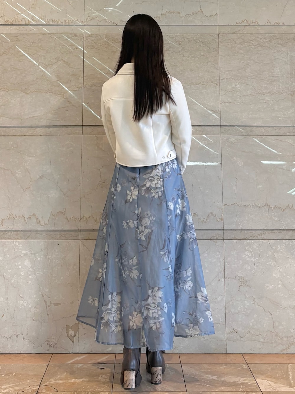 「MERCURYDUOのフラワードッキングコルセットニットワンピース　花柄（ワンピース、ブルー系）」を使った、NANAさん（レディース・155cm）の冬コーディネートの2枚目の写真