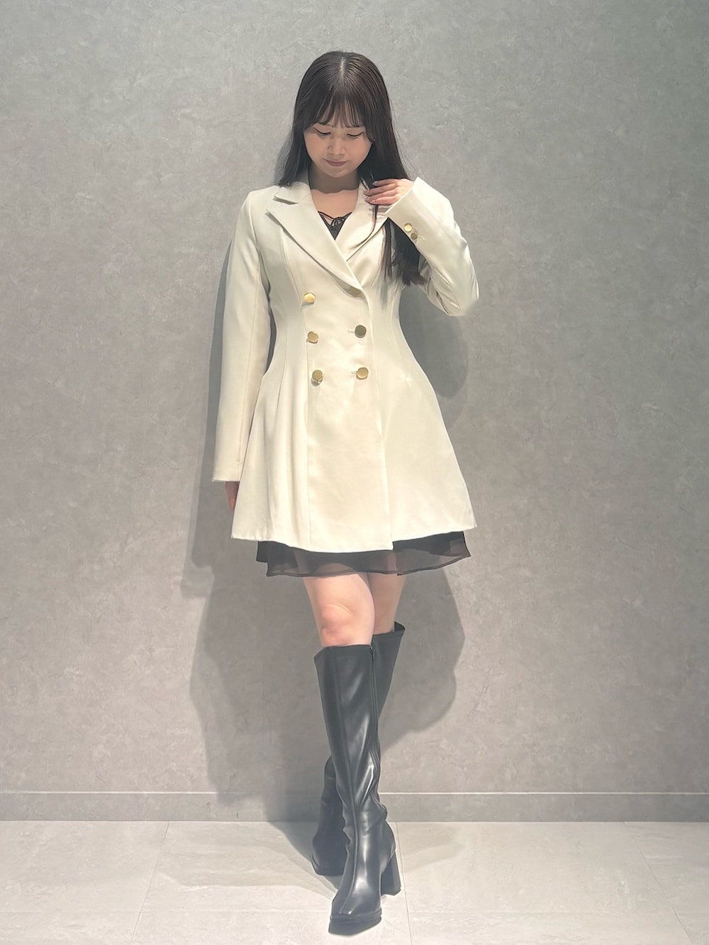 ブラウン系のワンピース、ホワイト系のワンピース、ブラック系のブーツを着用したレディースの秋コーディネートの5枚目の写真