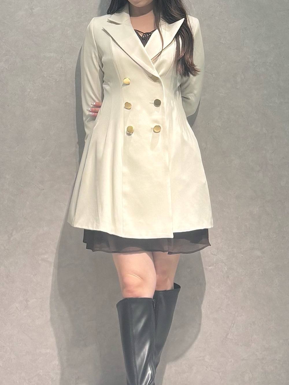 ブラウン系のワンピース、ホワイト系のワンピース、ブラック系のブーツを着用したレディースの秋コーディネートの6枚目の写真