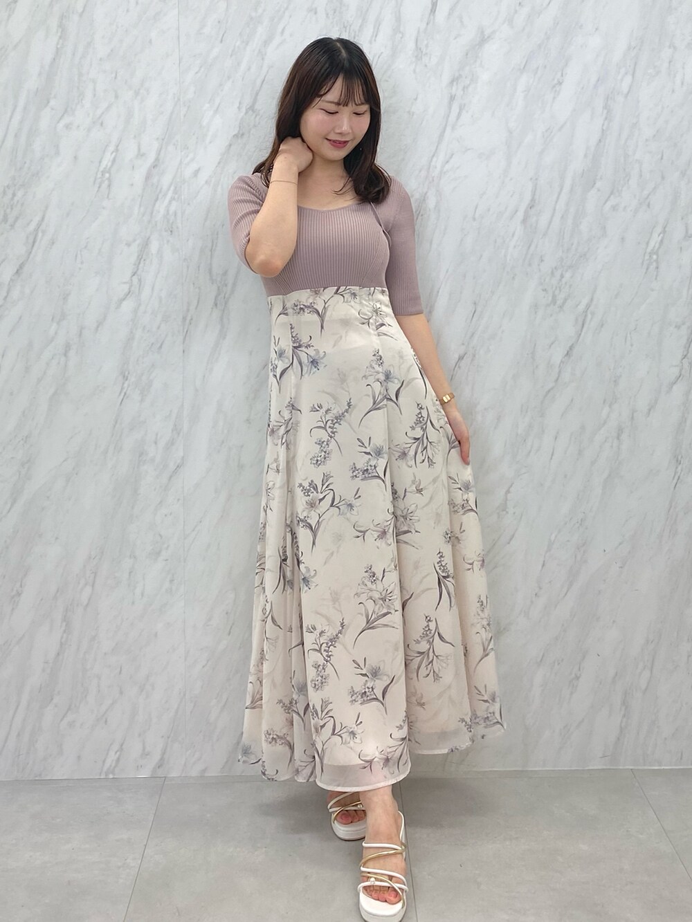 ベージュ系のワンピース、ホワイト系のサンダルを着用したレディースの夏コーディネートの2枚目の写真