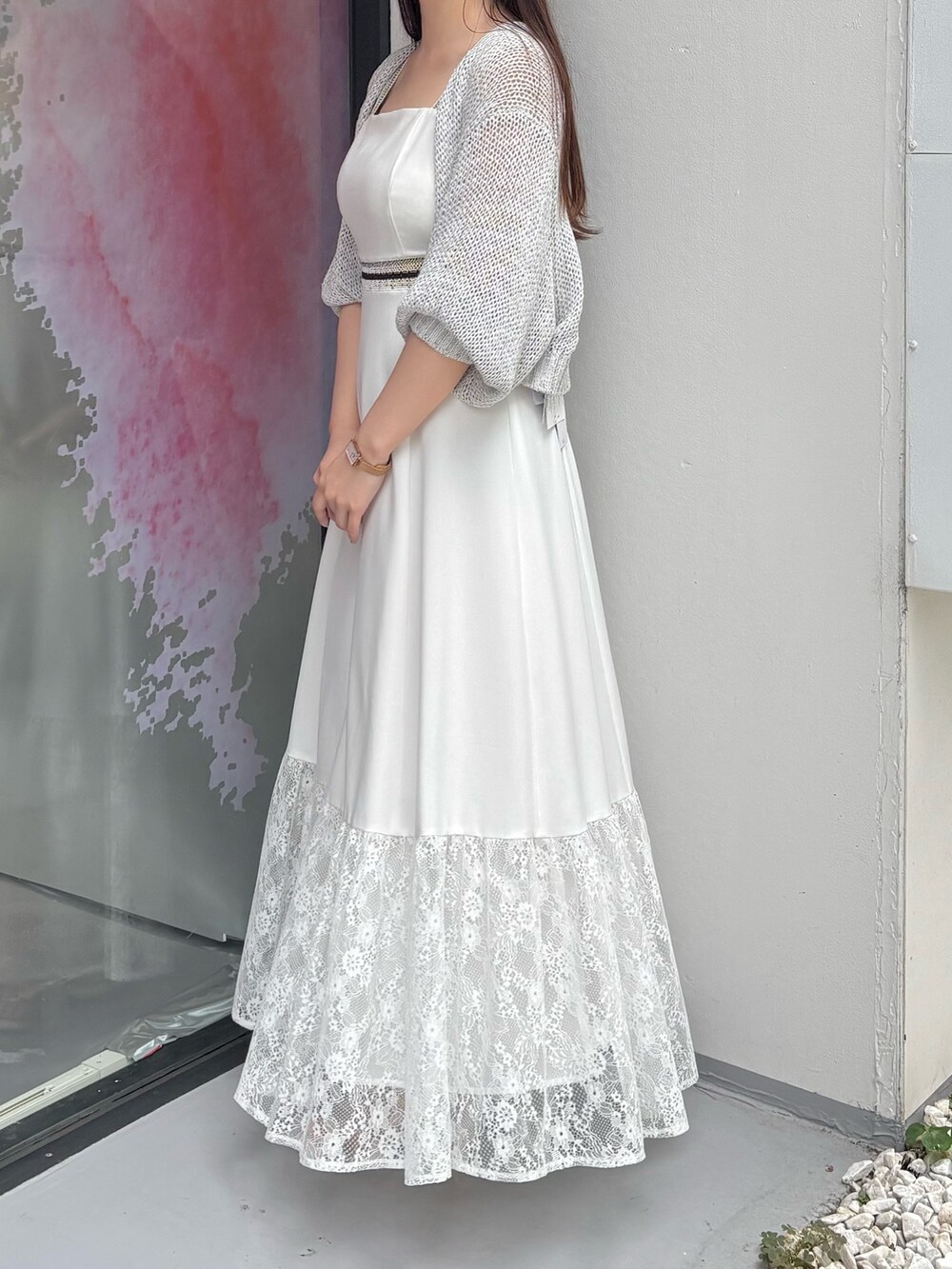 ホワイト系のワンピース、ホワイト系のサンダル、グレー系のカーディガン/ボレロを着用したレディースの夏コーディネートの3枚目の写真