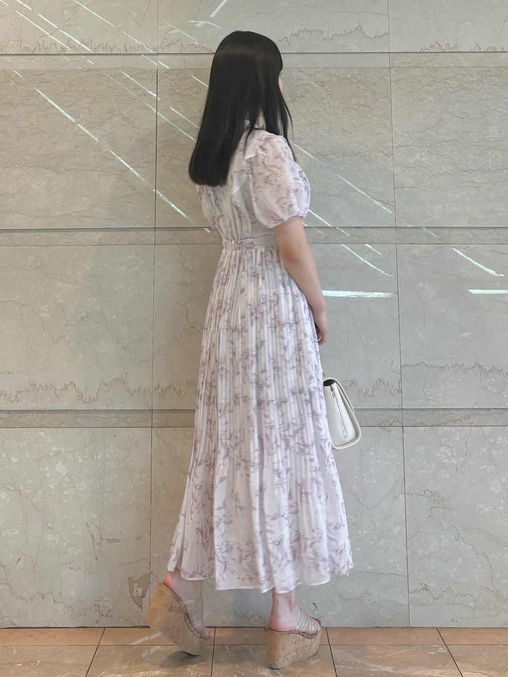 その他のサンダル、ホワイト系のショルダーバッグ、ピンク系のワンピースを着用したレディースの夏コーディネートの3枚目の写真
