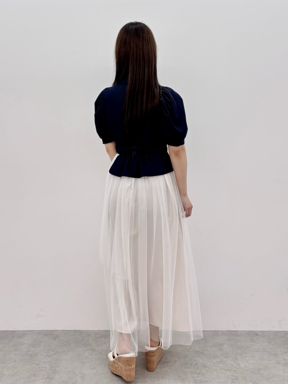 ブルー系のワンピース、ホワイト系のサンダルを着用したレディースの春コーディネートの3枚目の写真