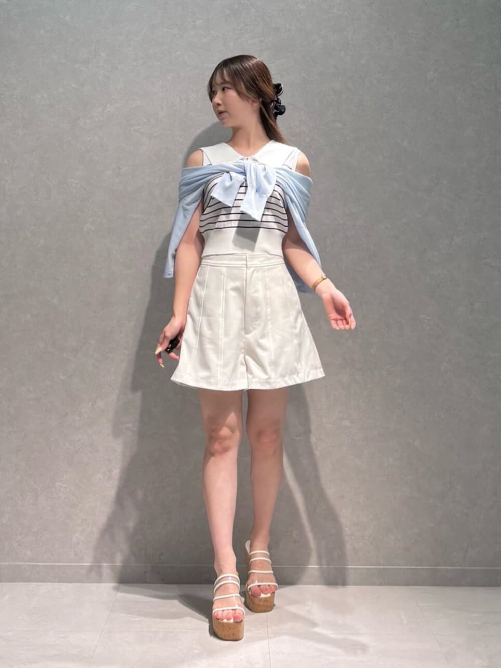 その他のサンダル、ブルー系のカーディガン/ボレロ、ホワイト系のニット/セーターを着用したレディースの夏コーディネートの3枚目の写真