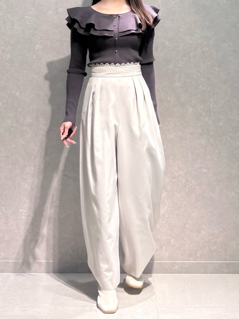 ベージュ系のその他パンツ、グレー系のニット/セーター、ベージュ系のトレンチコートを着用したレディースの冬コーディネートの3枚目の写真