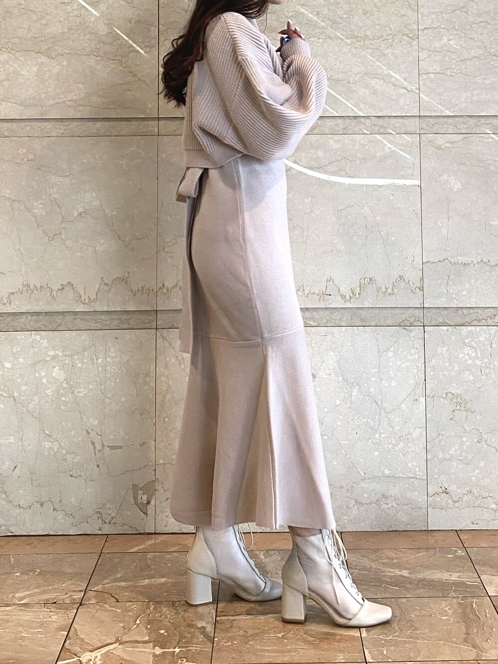 ピンク系のワンピース、ホワイト系のブーツを着用したレディースの秋コーディネートの4枚目の写真